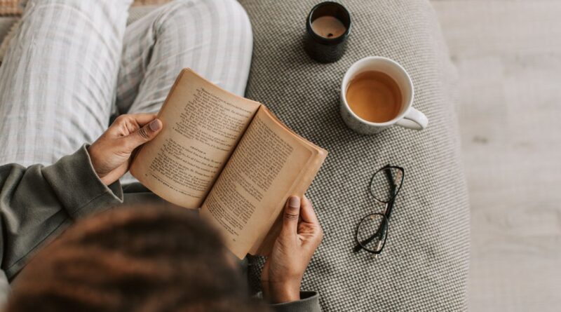 室内でお茶とともに本を読む人
